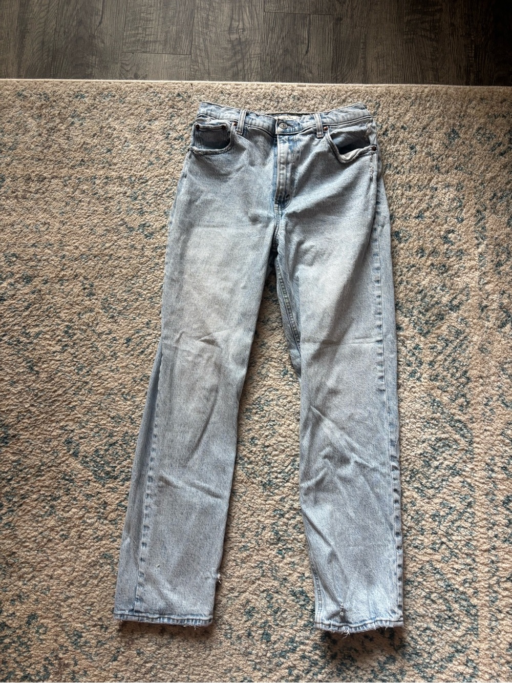 Abercrombie The 90s Straight Ultra High Rise Distressed Jeans